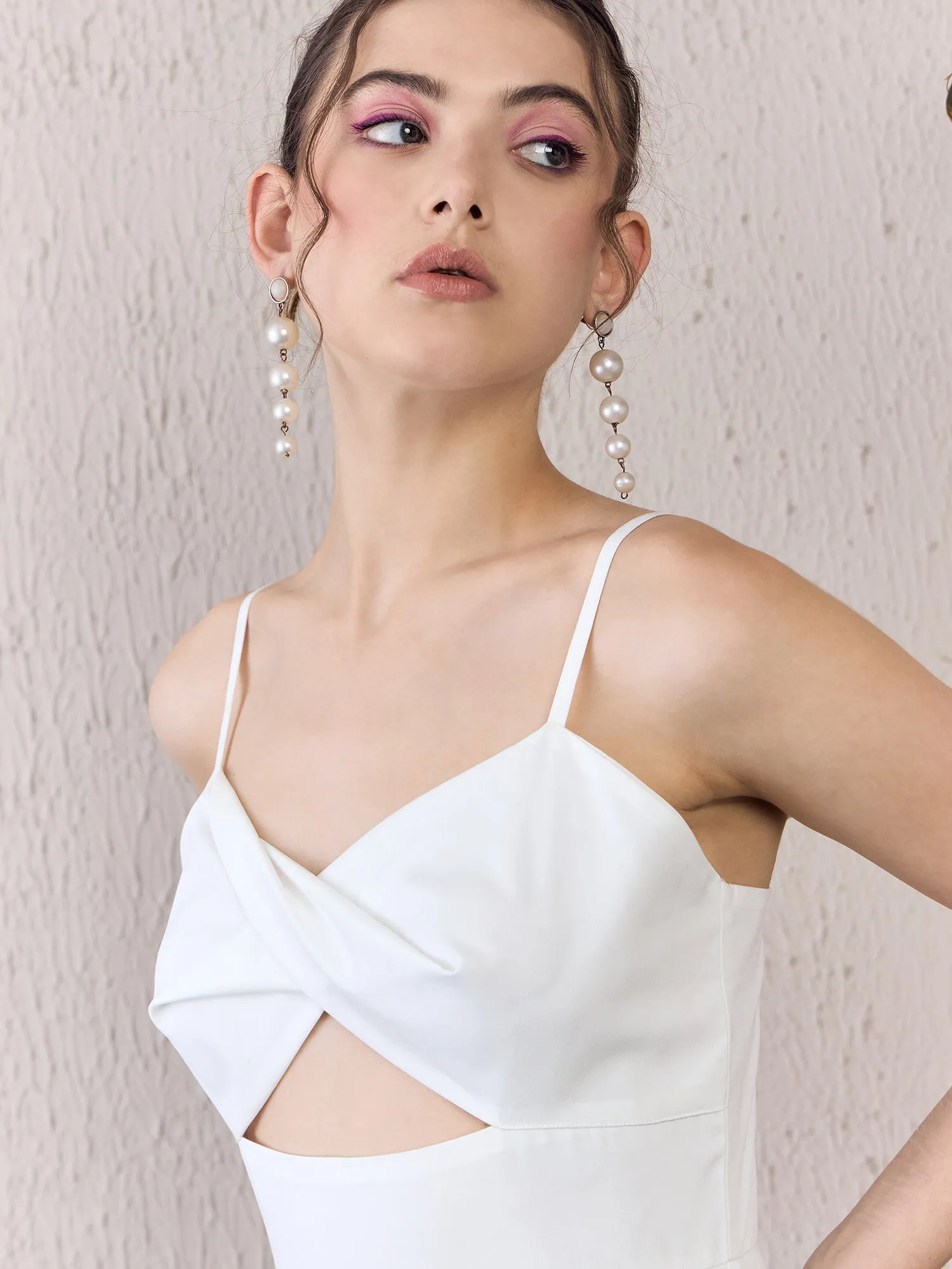 Berrylush Women Solid White Sweetheart Neck Sleeveless Front Twist Cutout Straight Hem Ruffled Maxi Dress